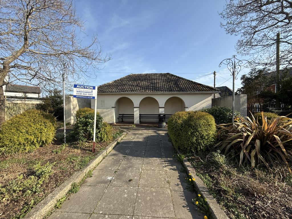 Lot: 69 - FORMER PUBLIC CONVENIENCES WITH POTENTIAL - General View showing the front of the building